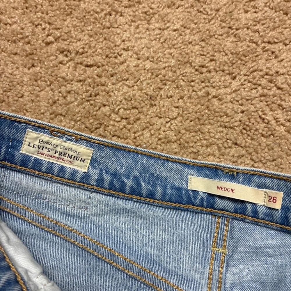 Levi's Premium Wedgie Stretch Light Wash Blue Jeans Size 26 - Picture 7 of 8